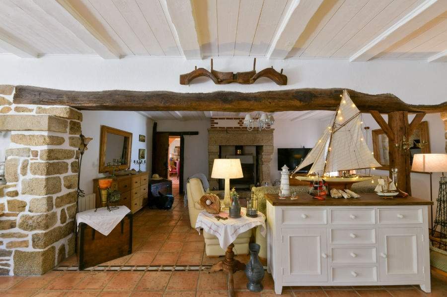 Bateau sur le buffet de l'Aubergerie