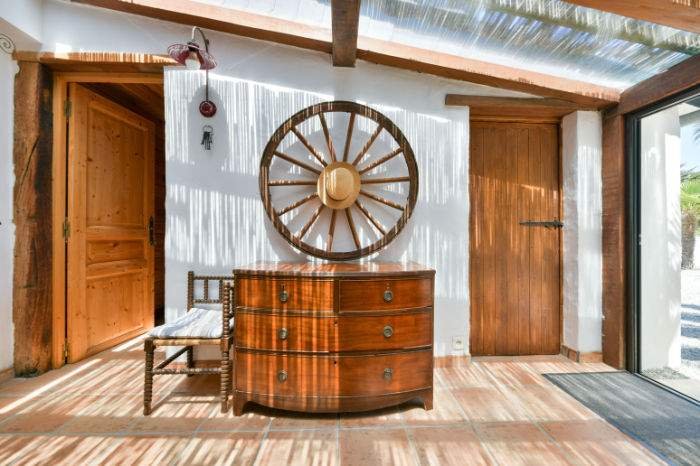 Commode et roue dans la Sellerie 2