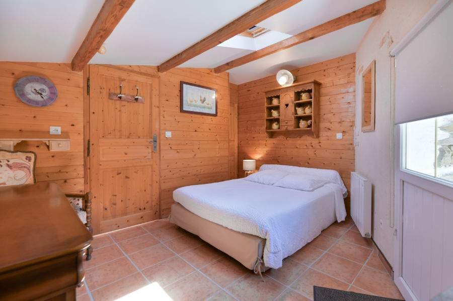 gros plan sur chambre vue ensemble lit le poullailler l'aubergerie à belle ile en mer