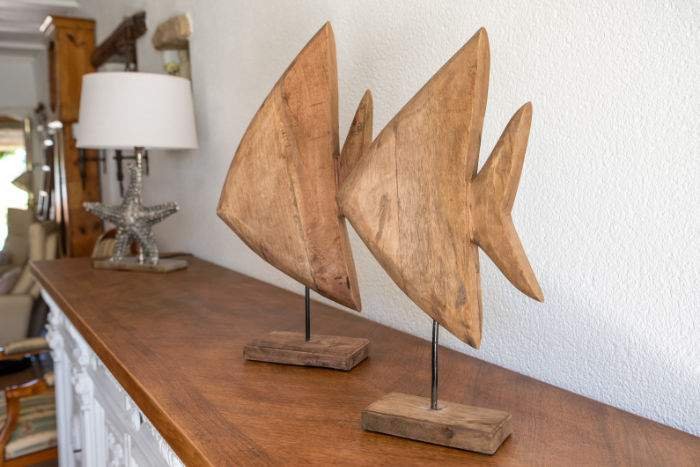 Poissons en bois sur une commode de l'Aubergerie