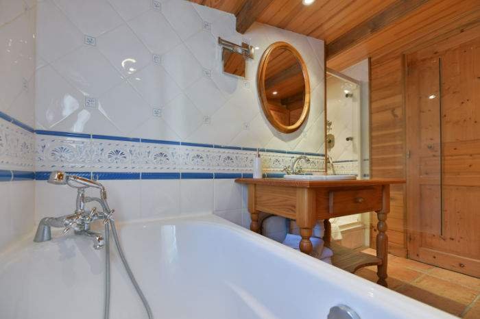 salle d ebain vue sur vasque sellerie 2 l'aubergerie à belle ile en mer