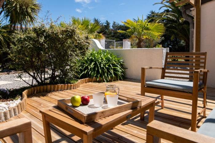 terrasse et salon de jardin sellerie 2 l'aubergerie à belle ile en mer