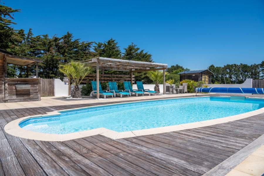 Piscine et transats de l'Aubergerie